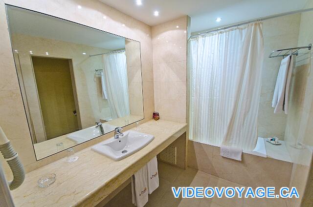 Maroc Rabat Le Dawliz A full bathroom, a powerful lighting, a large mirror, ...