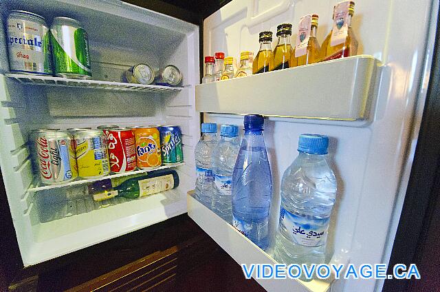 Maroc Rabat Golden Tulip Farah Rabat Un refrigerador con una amplia selección de consumo.