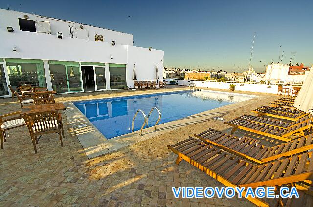 Maroc Rabat Golden Tulip Farah Rabat Una bonita piscina, un bar cerca de la piscina.