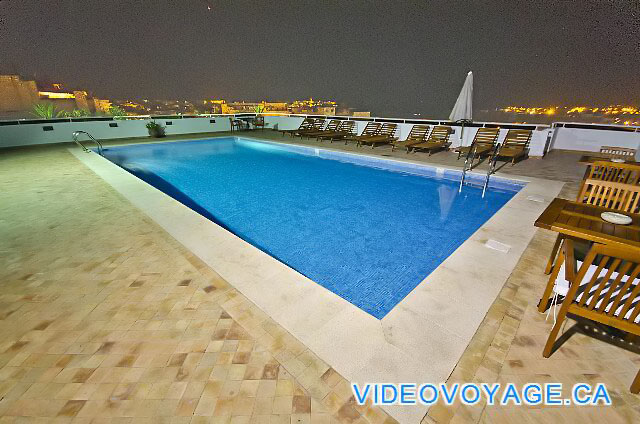 Maroc Rabat Golden Tulip Farah Rabat La vista de la terraza de la piscina en la noche es espectacular.