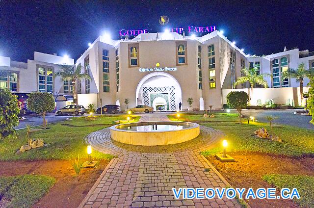 Maroc Rabat Golden Tulip Farah Rabat El frente del hotel por la noche.