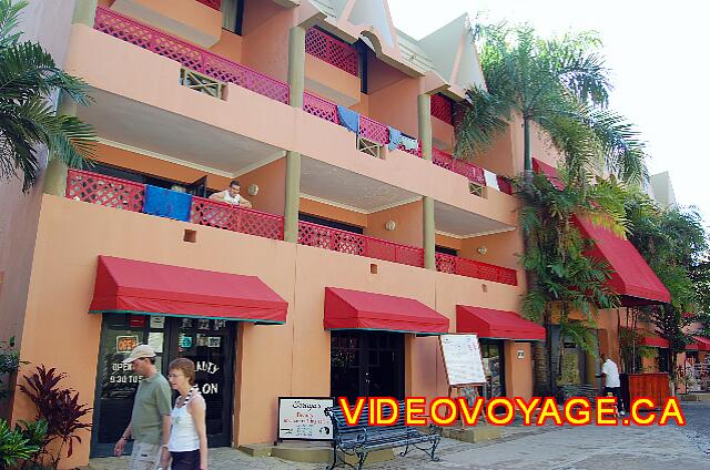 Republique Dominicaine Sosua Casa Marina Beach & Reef Frente a la entrada de la sección de Casa Marina Beach, un edificio que alberga una peluquería, una sala de Internet y una tienda.