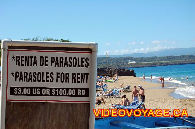 Republique Dominicaine Sosua Casa Marina Beach & Reef Les parasols en location, mais cela ne semble pas toujours en force...