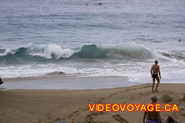 Republique Dominicaine Sosua Casa Marina Beach & Reef Cela génère des murs d'eau. Il est fortement recommandé de ne pas se baigner lorsque le drapeau est rouge. Nous avons vu plusieurs baigneurs téméraire sortir en civière de la mer alors qu'il était interdit de se baigner.