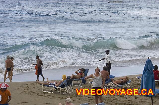 Republique Dominicaine Sosua Casa Marina Beach & Reef Un gardien de sécurité sur la plage pour empêché les gens de se baigner.