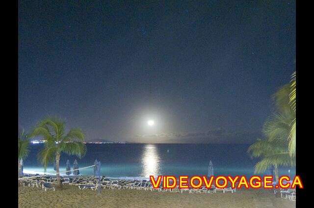 Republique Dominicaine Sosua Casa Marina Beach & Reef La lune qui se couche près du mont Isabel de Torres à Puerto Plata.