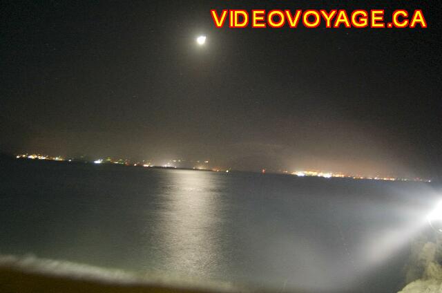 Republique Dominicaine Sosua Casa Marina Beach & Reef Sur la plage de l'hôtel Casa Marina Reef, les lumières qui éclairent la plage et la lune.