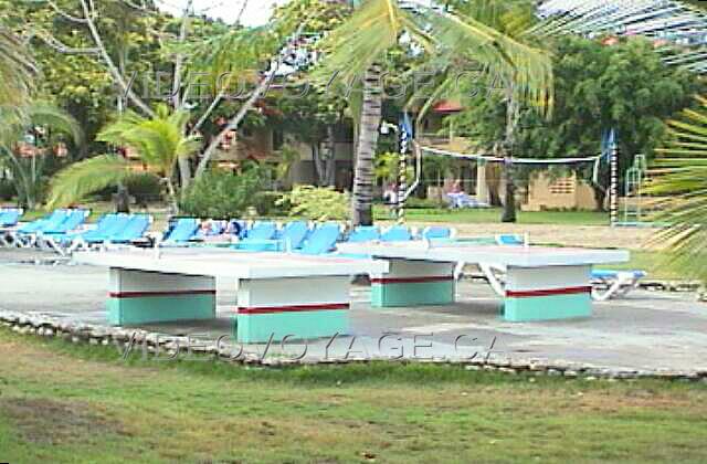 Republique Dominicaine Puerto Plata Fun Tropical Royal Ping pong mesas, un vollayball de terreno en la arena y columpios.