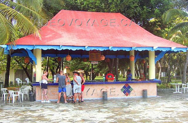 Republique Dominicaine Puerto Plata Fun Tropical Royal La barra de Sun Tan está situado en el centro de la actividad del sitio. El espectáculo está cerca. Este bar está abierto durante las actuaciones.