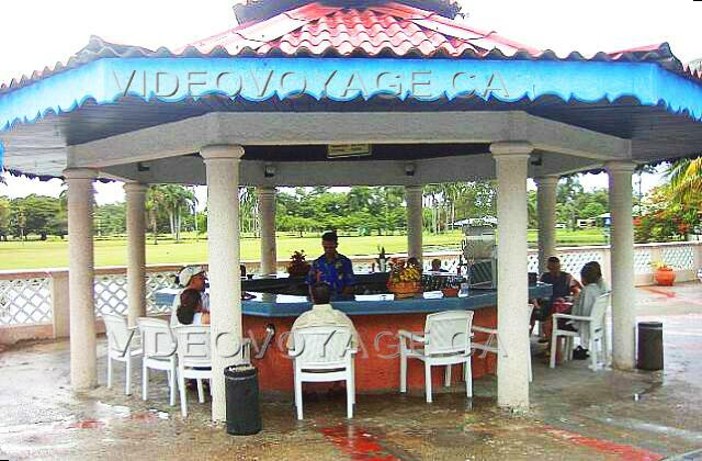 Republique Dominicaine Puerto Plata Fun Tropical Royal Le Banana's bar est situé sur le bord du lac du terrain de golf.  La piscine pour adulte et le restaurant buffet se trouvent très près.