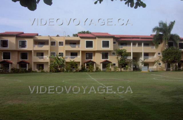 Republique Dominicaine Puerto Plata Fun Tropical Royal Uno de los 4 edificios que habritent de habitaciones en el hotel Fun Royale. Ellos se enfrentan a un lado en un campo de fútbol y el otro lado a la tierra para el estacionamiento.