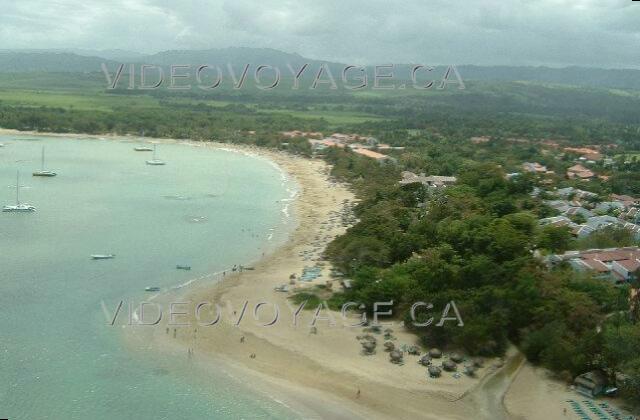 Republique Dominicaine Puerto Plata Fun Tropical Royal Une vue aérienne permet de voir en entier la partie est de la plage de Playa Doradas.