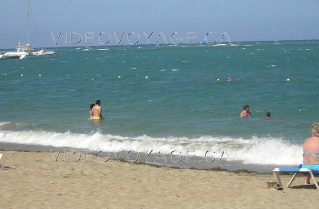 Republique Dominicaine Puerto Plata Fun Tropical Royal La pente est moyenne pour la descente dans la mer. Nous appervons les flotteurs qui délimitent la zone baignable. Au fond, les vagues qui se brisent sur la barrière de corail.