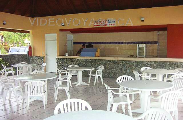 Republique Dominicaine Puerto Plata Fun Tropical Royal POPEYE'S Pizzeria is open plan and very close to the main pool.