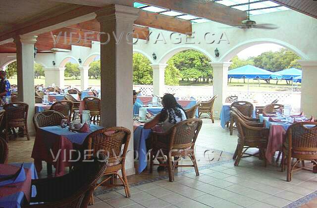 Republique Dominicaine Puerto Plata Fun Tropical Royal Le restaurant buffet possède une grande terrasse avec une vue sur le lac et le terrain de golf.  Il se trouve au fond du site près de la piscine des adultes.