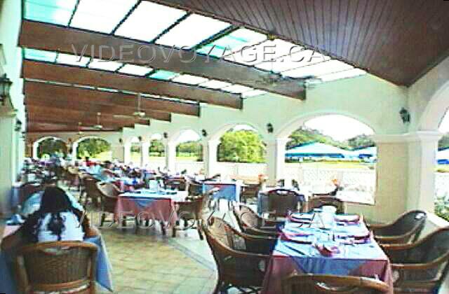 Republique Dominicaine Puerto Plata Fun Tropical Royal El restaurante buffet ofrece una hermosa decoración. Para la cena, una iluminación suave añade al ambiente.