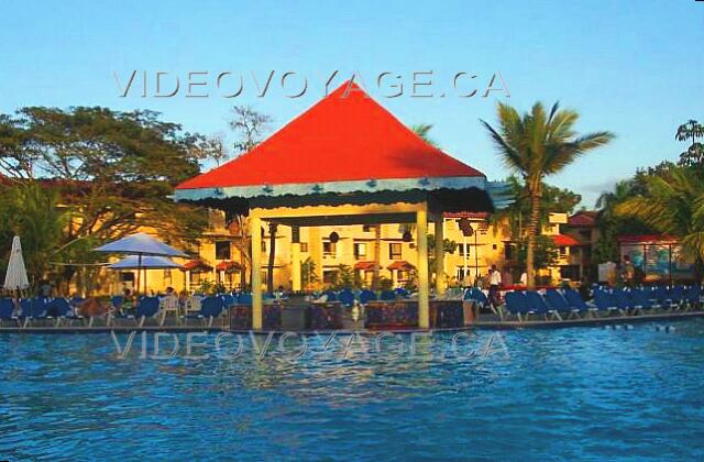 Republique Dominicaine Puerto Plata Fun Tropical Royal Vista de la piscina al atardecer.