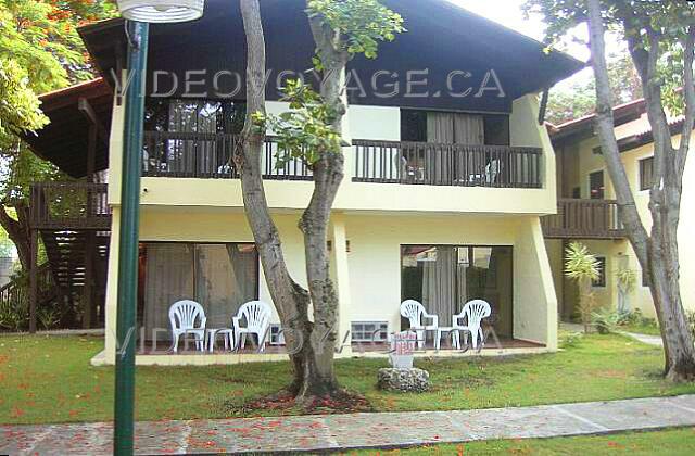 Republique Dominicaine Puerto Plata Fun Tropical Royal Sillas y una mesa pequeña en cada terraza o balcón.