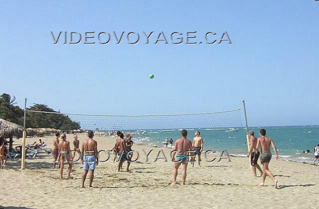 Republique Dominicaine Puerto Plata Barcelo Puerto Plata Parte de gama vollleyball. La playa es lo suficientemente amplia. Aquí la pendiente es baja en la playa.