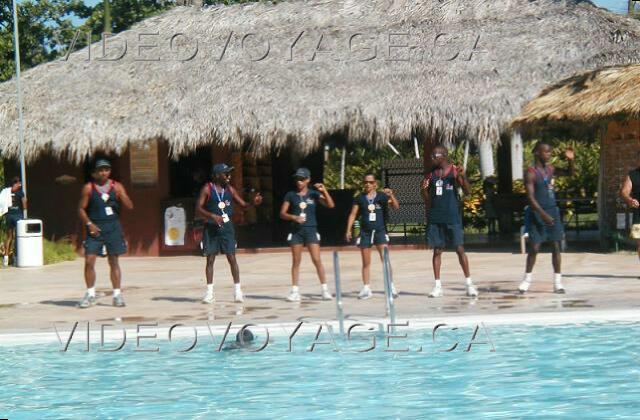 Republique Dominicaine Puerto Plata Grand Oasis Marien Les animateurs sur le bord de la piscine.