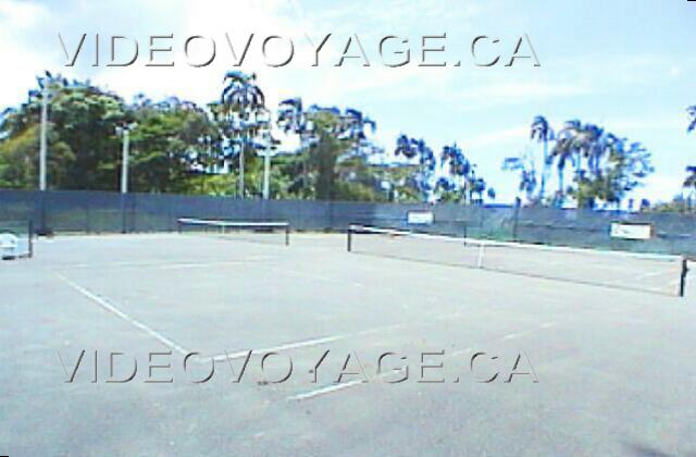 Republique Dominicaine Puerto Plata Grand Oasis Marien Deux terrains de tennis sont disponibles.  Ils sont éclairés.