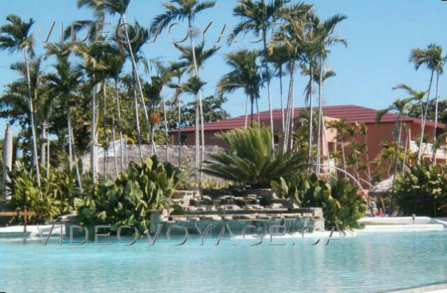 Republique Dominicaine Puerto Plata Grand Oasis Marien La fuente en el medio de la piscina.