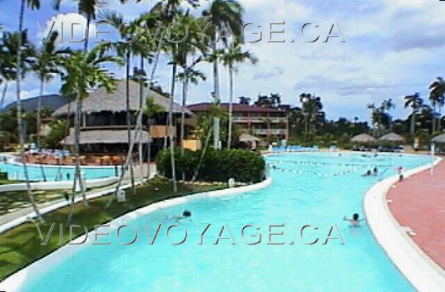 Republique Dominicaine Puerto Plata Grand Oasis Marien El color del agua de la piscina es feroz. Salido de la isla en el medio de la piscina. La sección de la piscina en la parte inferior derecha se utiliza para las actividades.