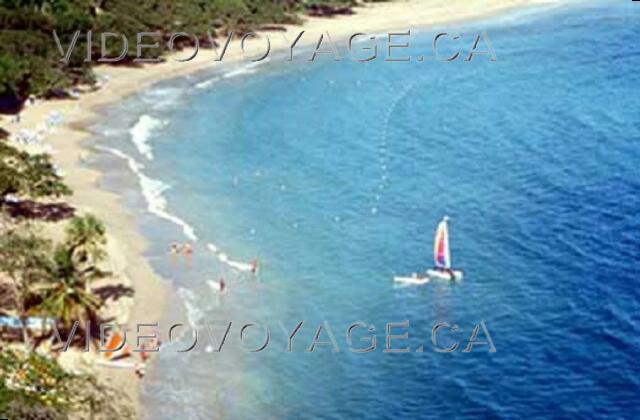 Republique Dominicaine Puerto Plata Grand Oasis Marien Avec cette photographie aérienne nous pouvons voir la zone délimité par les flotteurs qui est la zone baignable.  Cette zone possède peu d'algue mais elle est petite.  En dehors de cette zone les algues sont parfois prédominantes.