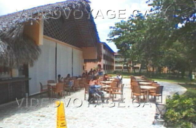 Republique Dominicaine Puerto Plata Grand Oasis Marien La terrasse du restaurant El Chirro est simple mais très populaire.  Étant sur le bord de la plage, le code vestimentaire est réduit. Cette terrasse est aussi utiliser pour les clients du bar de la plage se trouvant à gauche de la photographie.