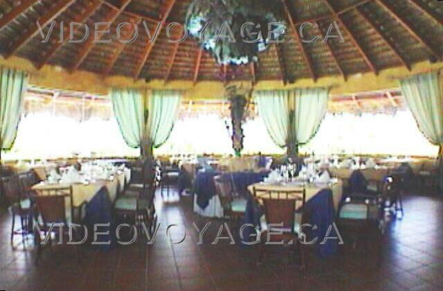 Republique Dominicaine Puerto Plata Grand Oasis Marien Le restaurant Caribbean Grill au second niveau du bar de la piscine. Ce  restaurant n'est pas inclus. Il est élégant et offre des fruits de mer.