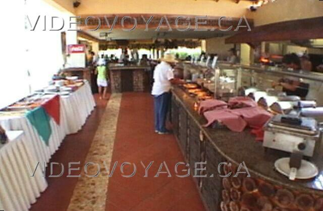 Republique Dominicaine Puerto Plata Grand Oasis Marien Le jour un buffet avec un grand choix est diisponible. Le soir, ce restaurant est à la carte et necessite une réservation.  Il est de spécialité Mexicaine le soir. La nuit le snack bar est ouvert.