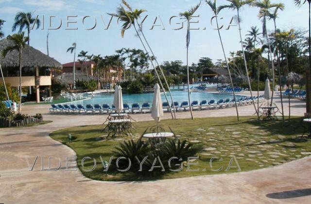 Republique Dominicaine Puerto Plata Grand Oasis Marien Le site vue du Lobby. La piscine au centre, le bar de la piscine à gauche avec le restaurant à la carte au deuxième niveau.