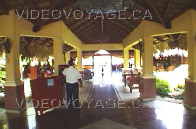 Republique Dominicaine Puerto Plata Grand Oasis Marien L'entrée de l'hôtel. Au fond le Lobby. À droite la discothèque.