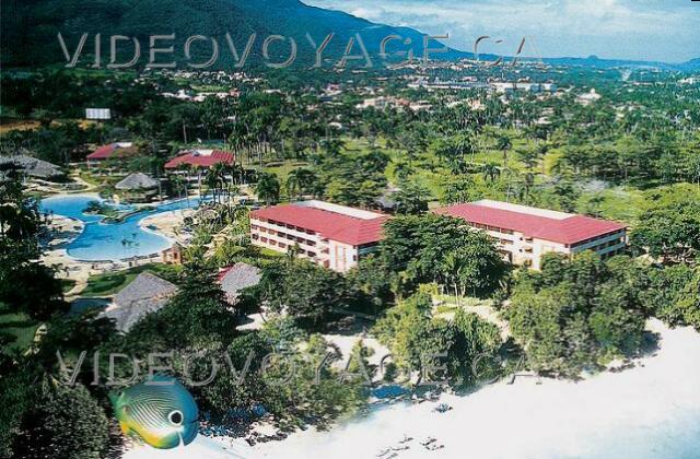 Republique Dominicaine Puerto Plata Grand Oasis Marien Cette vue aérienne permet de bien évaluer la dimension du site. La piscine au millieu est très grande pour la dimension de l'hôtel. Du coté ouest, aucun hôtel, du coté est, l'hôtel Iberostar.