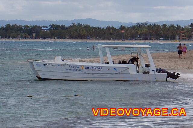 Republique Dominicaine Puerto Plata Iberostar Costa Dorada Un bateau pour amener les plongeurs de plongé sous marine ou pour l'apnée.