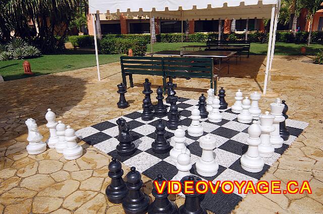 Republique Dominicaine Puerto Plata Iberostar Costa Dorada Un ajedrez gigante y tenis de mesa en la parte trasera.