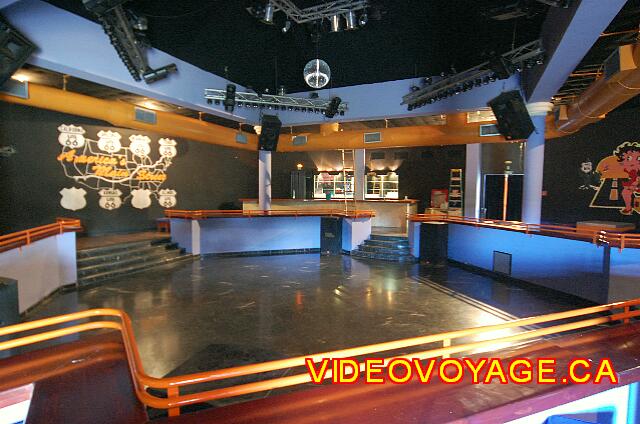 Republique Dominicaine Puerto Plata Iberostar Costa Dorada Una bastante grande discoteca. Original como la mayoría de discotecas de los hoteles Iberostar.