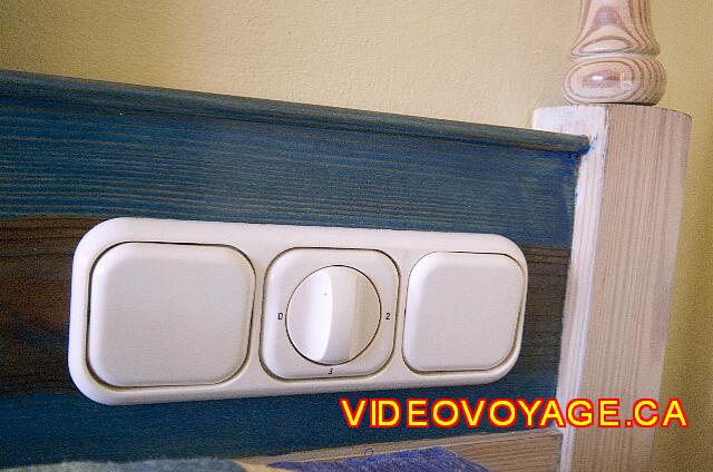 Republique Dominicaine Puerto Plata Iberostar Costa Dorada Cerca de la cabecera de la cama, las luces y el control del aire acondicionado del interruptor.