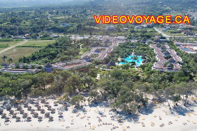 Republique Dominicaine Puerto Plata Iberostar Costa Dorada Hay un edificio que tiene una vista parcial del mar.