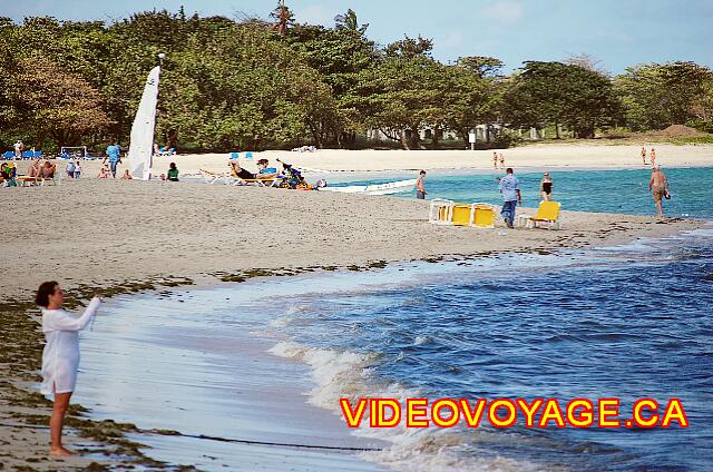 Republique Dominicaine Puerto Plata Iberostar Costa Dorada There is always the world walking on the beach. Few vendor on the beach during our visit.