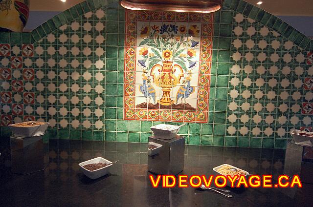 Republique Dominicaine Puerto Plata Iberostar Costa Dorada Una hermosa presentación de los ingredientes que se pueden agregar a los postres.