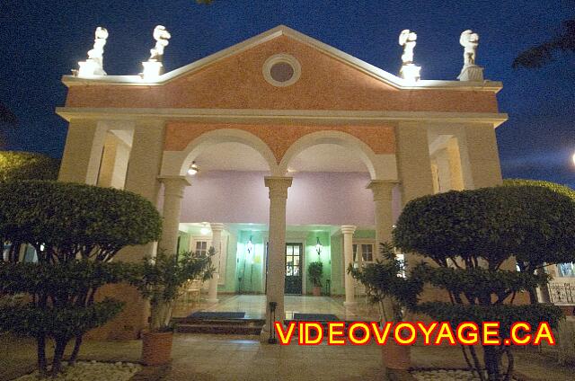 Republique Dominicaine Puerto Plata Iberostar Costa Dorada On the large terrace near the Lobby, the beautiful entrance to the à la carte restaurant El Rodozio.