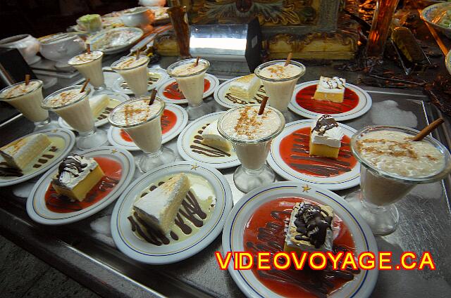 Republique Dominicaine Puerto Plata Iberostar Costa Dorada En el centro del restaurante, buffet de postres.