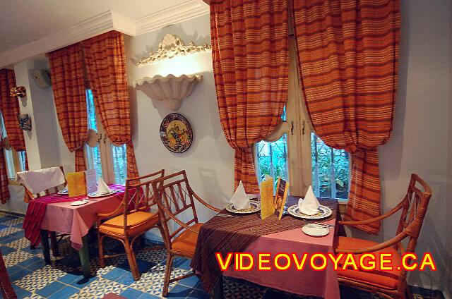 Republique Dominicaine Puerto Plata Iberostar Costa Dorada Mesas para parejas en el borde de las ventanas.