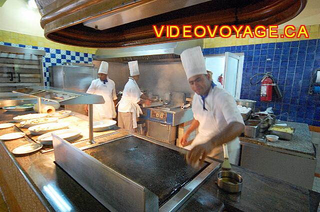 Republique Dominicaine Puerto Plata Iberostar Costa Dorada Una parrilla y platos calientes.
