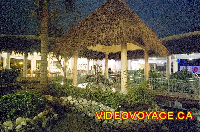 Republique Dominicaine Puerto Plata Iberostar Costa Dorada A gazebo in the center of the lobby on an island.