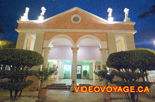 Republique Dominicaine Puerto Plata Iberostar Costa Dorada Around the large patio, the entry of a la carte restaurants.