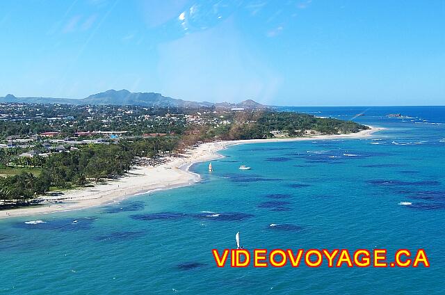 Republique Dominicaine Puerto Plata Iberostar Costa Dorada La playa de la Costa Dorada y las montañas en el fondo.