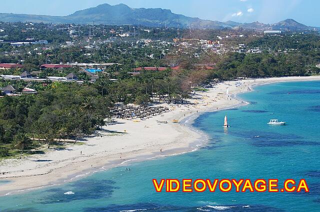 Republique Dominicaine Puerto Plata Iberostar Costa Dorada Curiosamente hay un depósito de algas frente sombrillas de playa, pero no hay algas antes o después ...