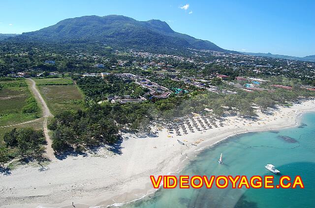 Republique Dominicaine Puerto Plata Iberostar Costa Dorada Una vista del hotel en el fondo con la montaña Isabel de Torres altas 780 metros.